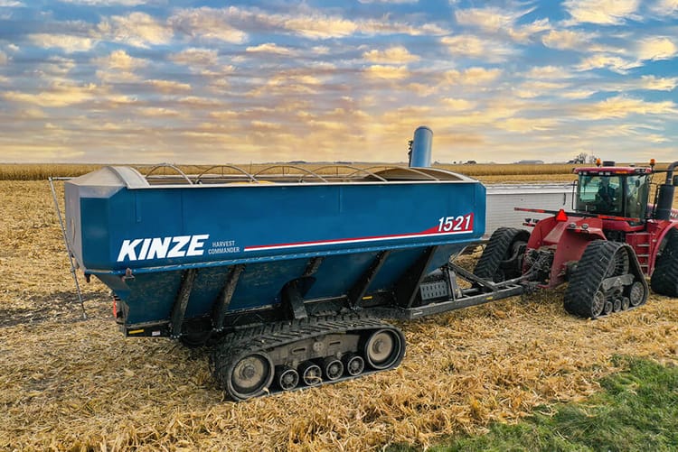 1521 Dual-Auger Grain Cart